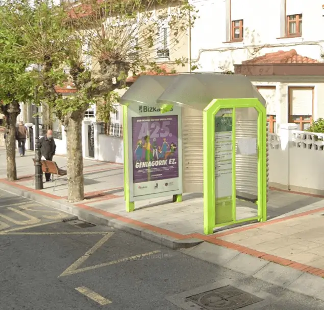 Marquesina publicitaria en la Gran Vía de Sestao, en el barrio de Kueto, junto al Eroski City